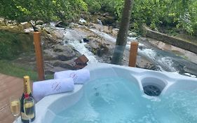 V13 - The Falls With Hot Tub